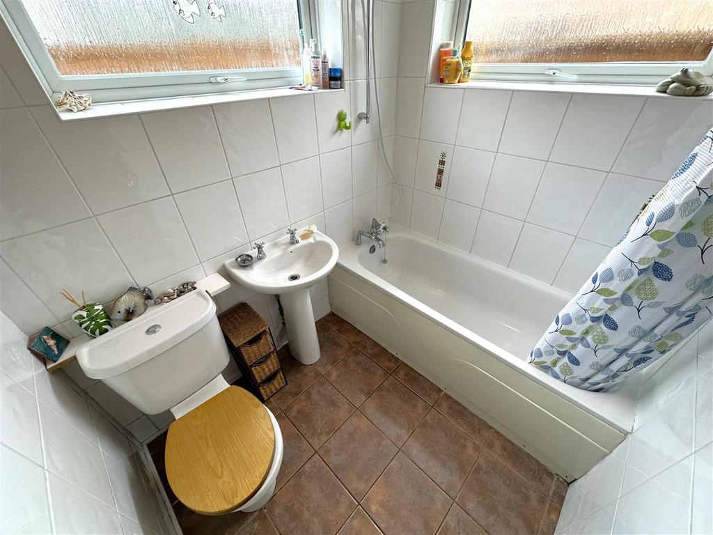 Ground Floor Bathroom 046