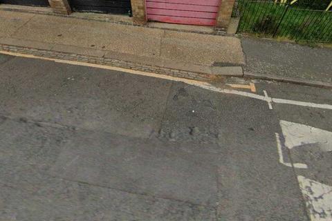 Garage to rent, Howards Road, London E13