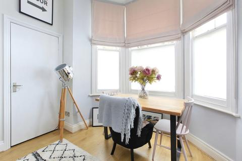 35b Ramsden Road, London, SW12 8QX