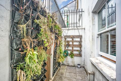 Studio to rent, Royal College Street, NW1