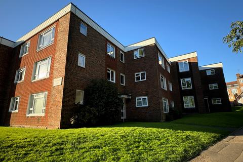2 bedroom flat to rent, Wolstonbury Court