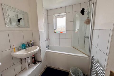 2 bedroom flat to rent, Wolstonbury Court