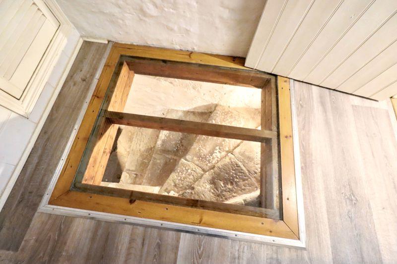 Floor feature