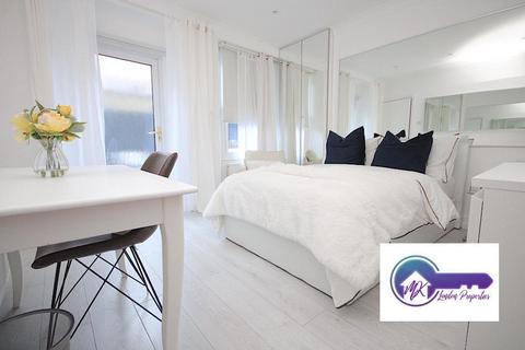 1 bedroom in a flat share to rent, Kilburn Park, London NW6