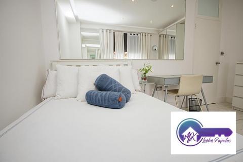 1 bedroom in a flat share to rent, Paddington, London W2