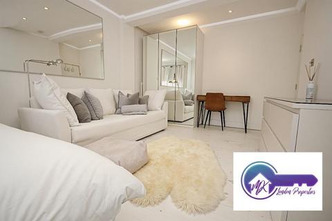 1 bedroom in a flat share to rent, Paddington, London W2