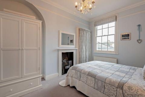 25 Adelaide Square, Windsor, SL4 2AQ