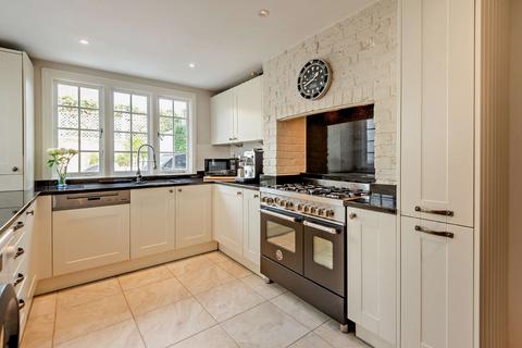 25 Adelaide Square, Windsor, SL4 2AQ