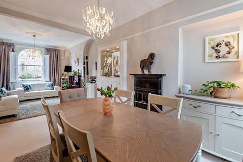 25 Adelaide Square, Windsor, SL4 2AQ