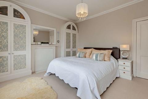 25 Adelaide Square, Windsor, SL4 2AQ
