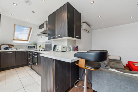 3 bedroom flat to rent, Ritherdon Road, London SW17