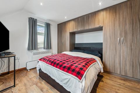 3 bedroom flat to rent, Ritherdon Road, London SW17