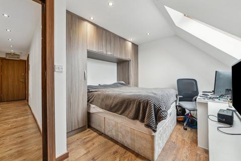 3 bedroom flat to rent, Ritherdon Road, London SW17