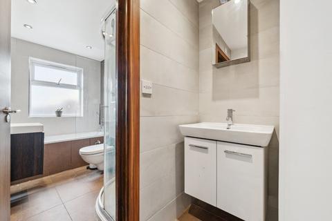 3 bedroom flat to rent, Ritherdon Road, London SW17