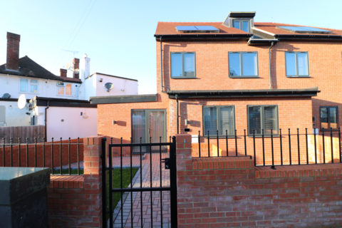 3 bedroom semi-detached house to rent, Tring Close, Essex IG2