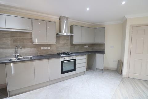 3 bedroom semi-detached house to rent, Tring Close, Essex IG2