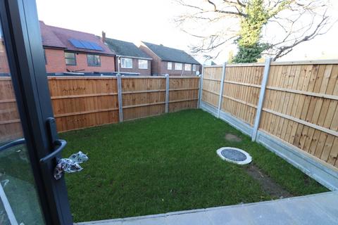 3 bedroom semi-detached house to rent, Tring Close, Essex IG2
