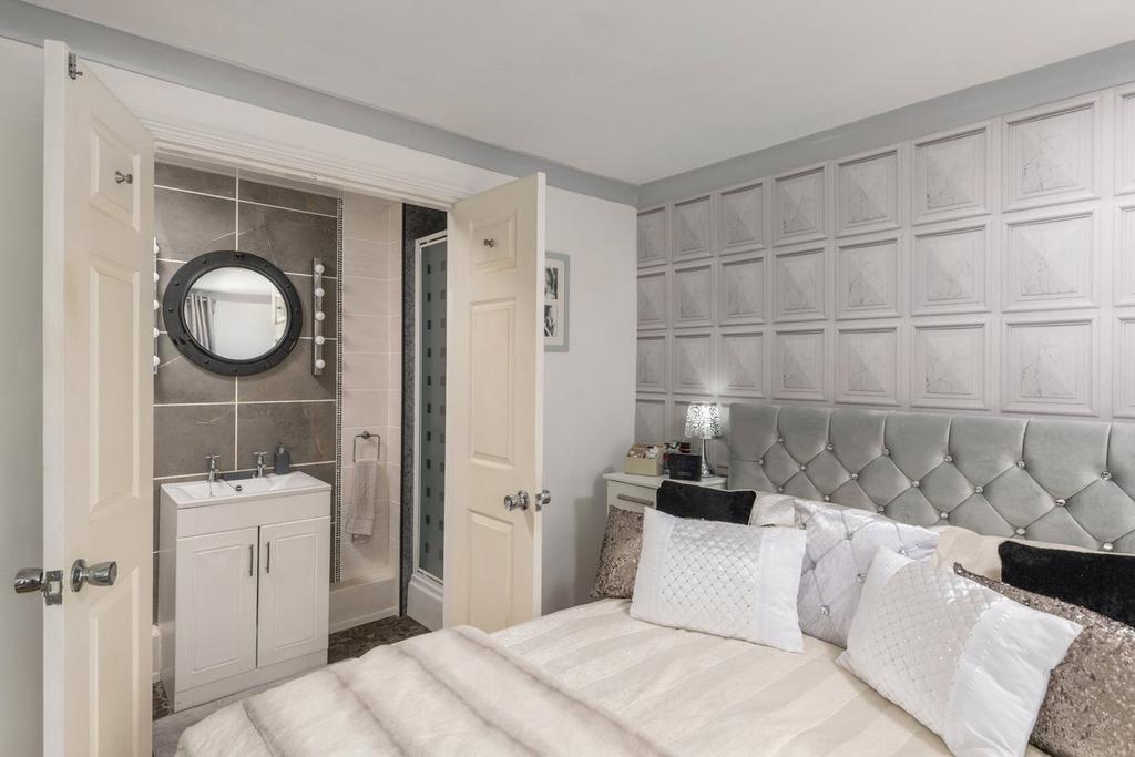 Bedroom 1 Pic 2