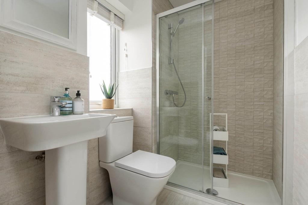The main bedroom's en-suite is a shower room