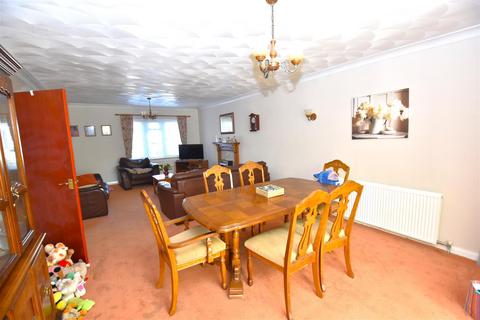 5 bedroom detached house for sale, York Road, Rochford
