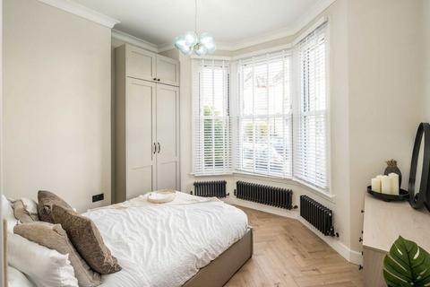 2 bedroom flat for sale, Cotherstone Road, London SW2