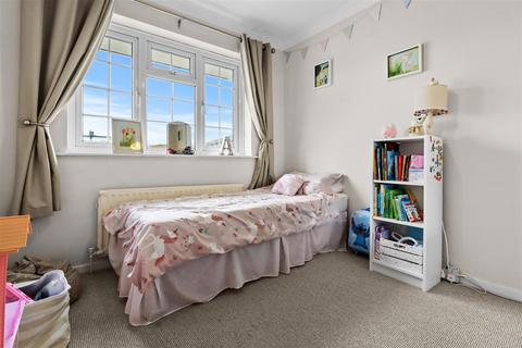 5 Pinewood Close, Seaford, BN25 3AH