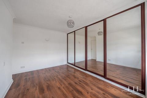4 Falkirk Close, Hornchurch, RM11 3QJ