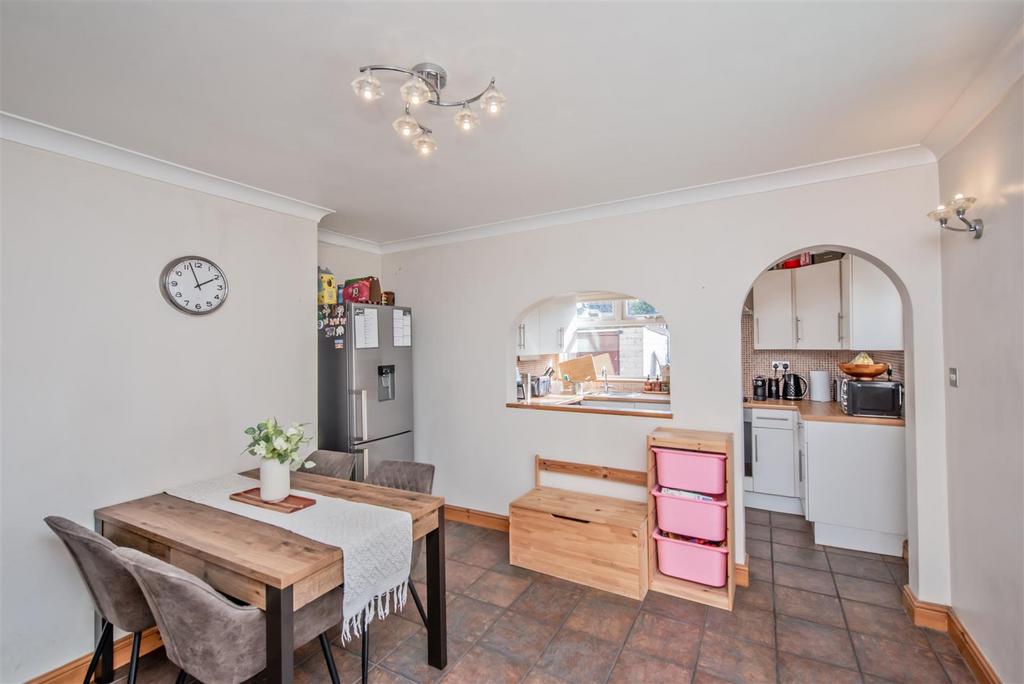Dining room / Fitted Kitchen: