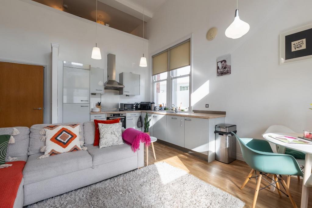 Living room-3.jpg