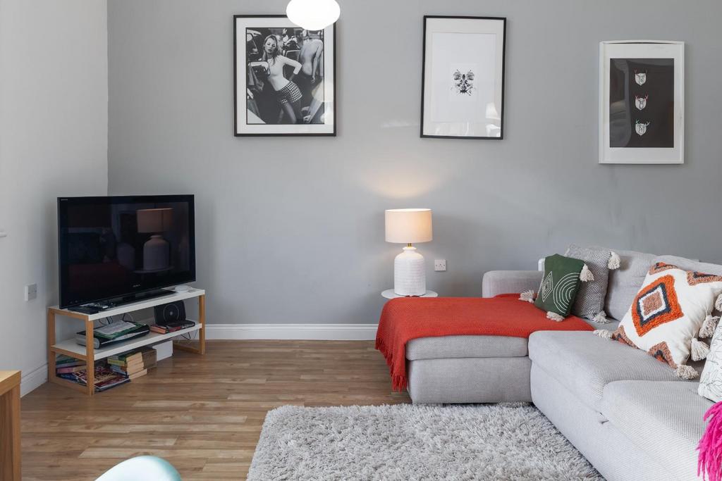 Living room-5.jpg