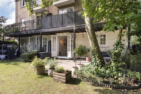31 Selhurst Close, London, SW19 6AY