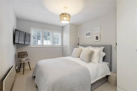31 Selhurst Close, London, SW19 6AY