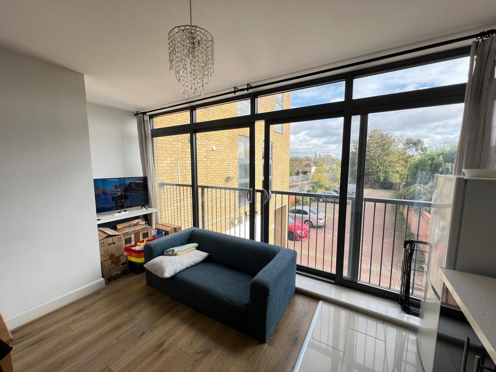 Three Bedrooms Flat For Rent In Wimbledon