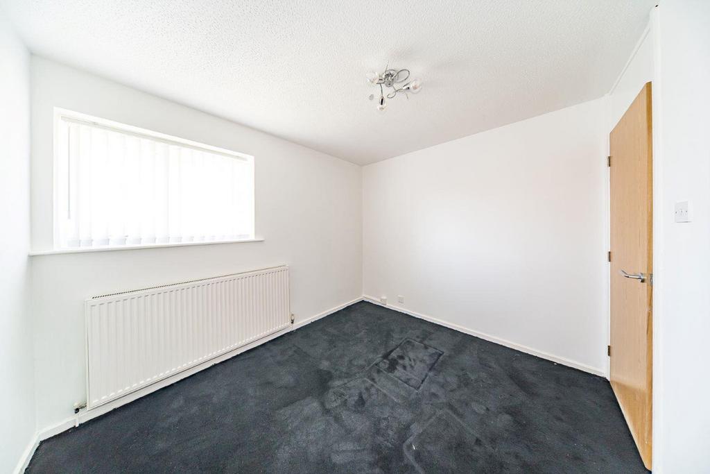 18 Braemar Close bedroom 2 2.jpg