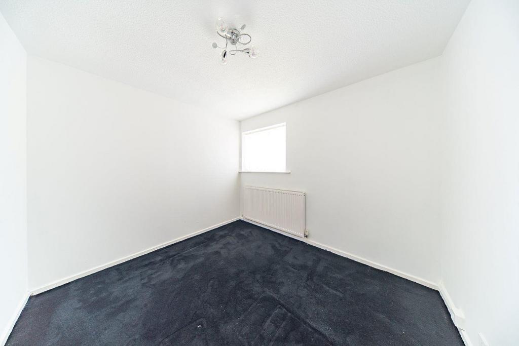 18 Braemar Close bedroom 2.jpg