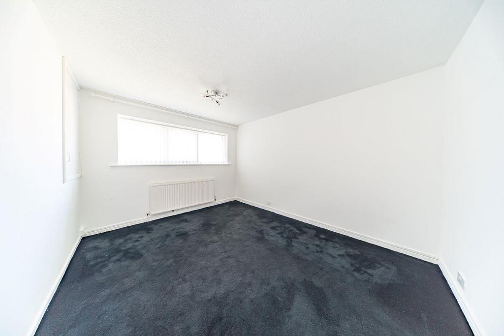 18 Braemar Close bedroom 1.jpg
