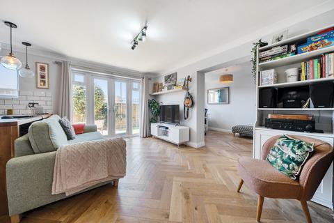 8 Denning Close, Hampton, TW12 3YT