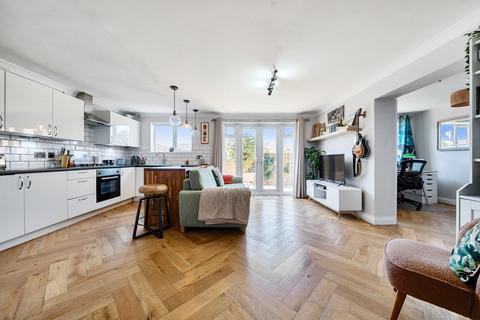 8 Denning Close, Hampton, TW12 3YT