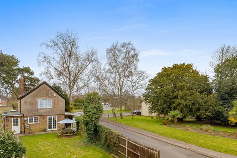 3 bedroom detached house for sale, Lee Street, Horley, Surrey, RH6
