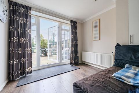 14b Warwick Road, Barnet, EN5 5EQ