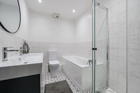 14b Warwick Road, Barnet, EN5 5EQ