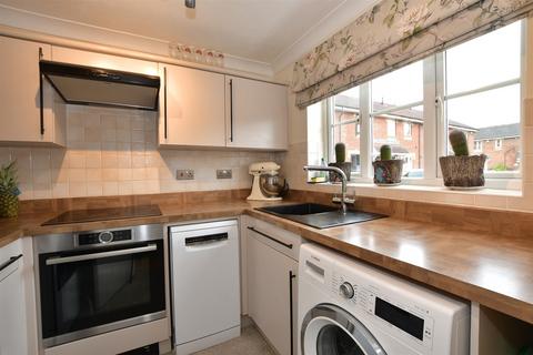 2 bedroom terraced house for sale, Warren Drive, Basildon, Essex