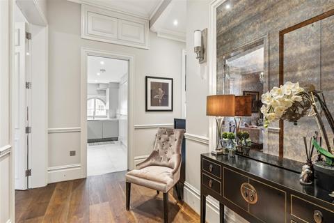 Flat R, 63 Drayton Gardens, London, SW10 9QZ
