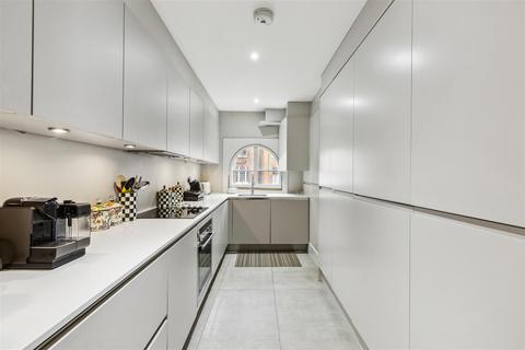 Flat R, 63 Drayton Gardens, London, SW10 9QZ