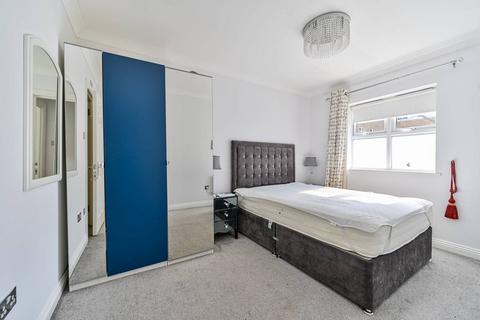 2 bedroom flat for sale, Hillary Drive, Isleworth, TW7