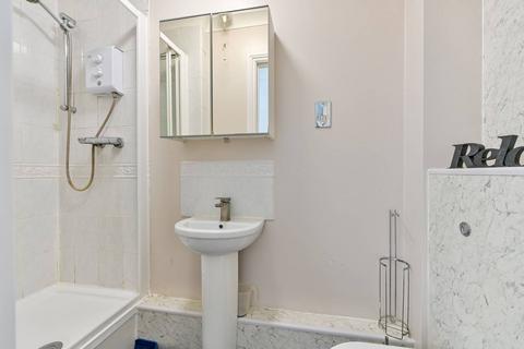 63 Hillary Drive, Isleworth, TW7 7EG
