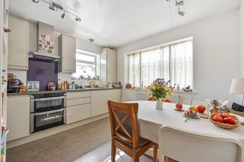 2 bedroom flat to rent, Roseleigh Close, St Margarets, Twickenham, TW1