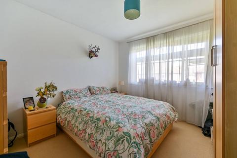 2 bedroom flat to rent, Roseleigh Close, St Margarets, Twickenham, TW1
