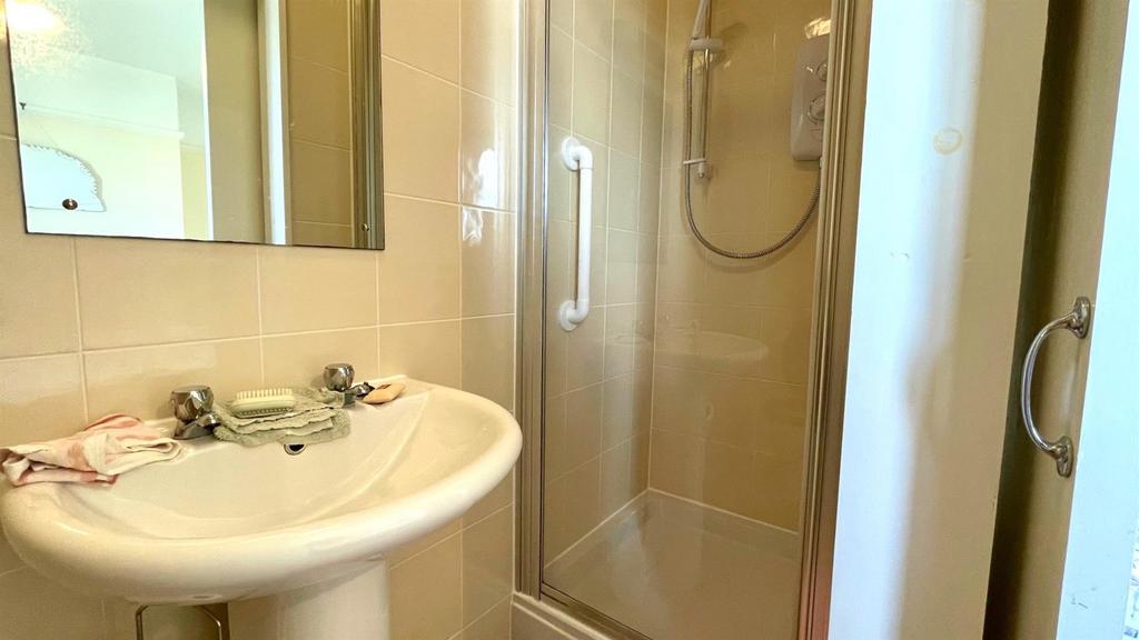 En suite tiled 3  piece shower room