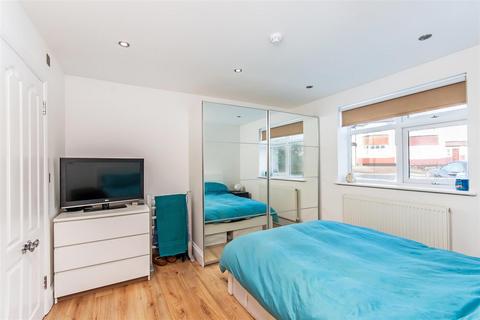 Flat 1, 2b Renters Avenue, London, NW4 3RA